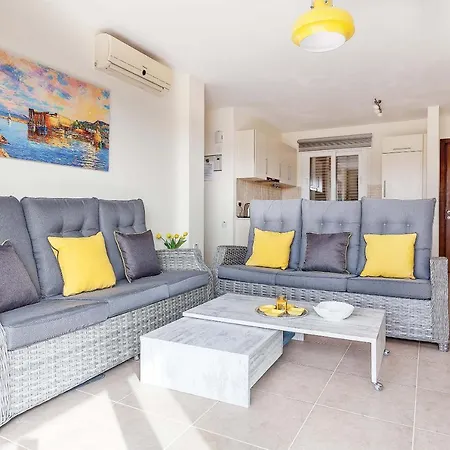 Apartment Thalassa Beach Three Bedroom Holiday Vokolidha